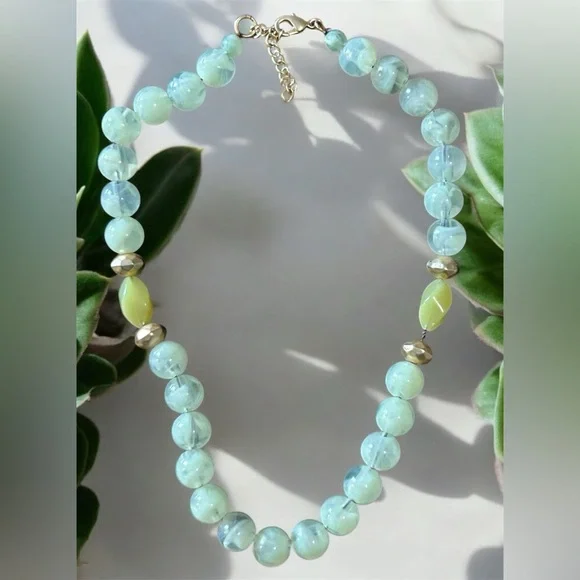 Elegant Green Vintage Beaded Necklace - Picture 1 of 5